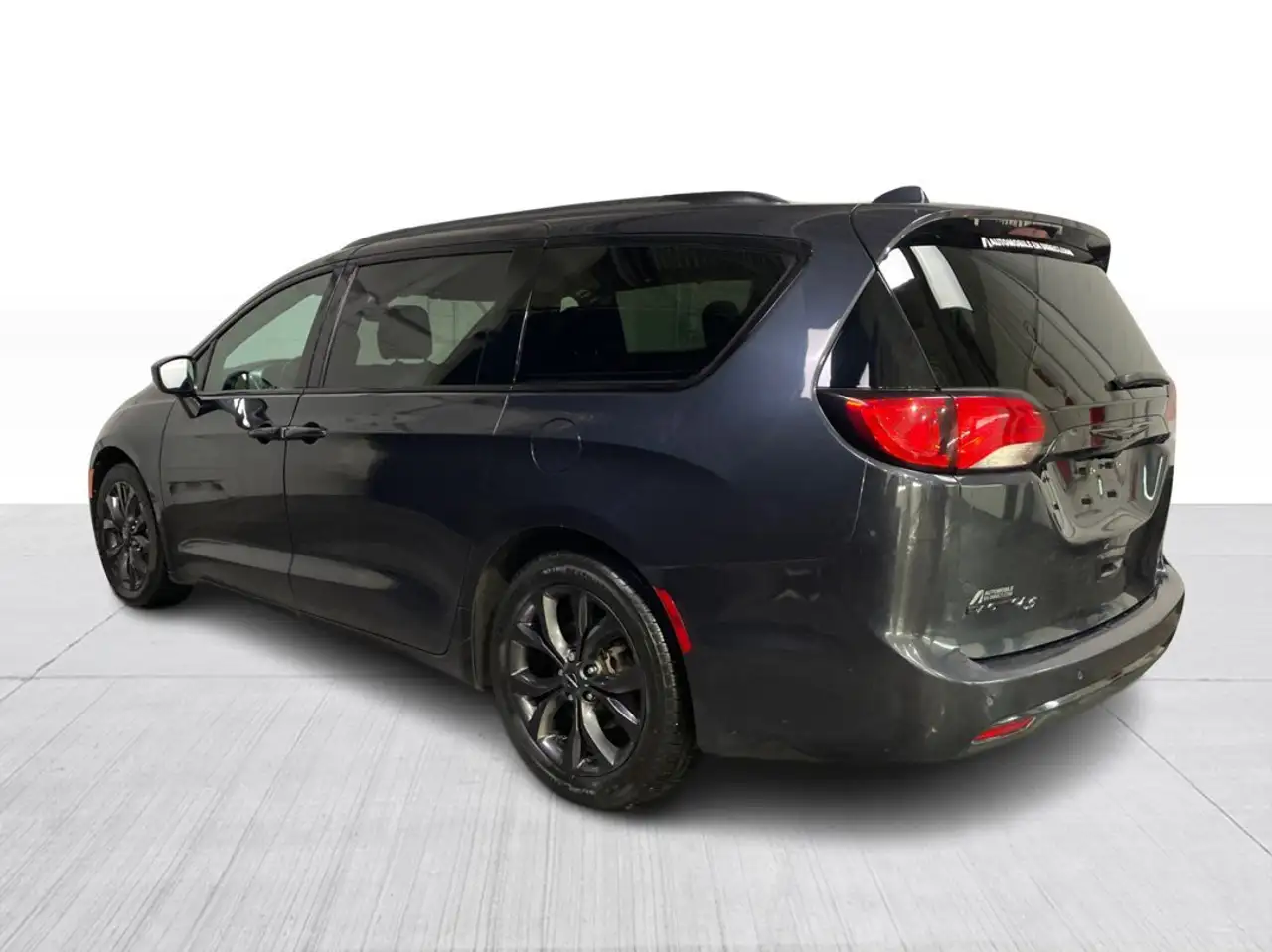 Chrysler Pacifica снимка Chrysler Pacifica
