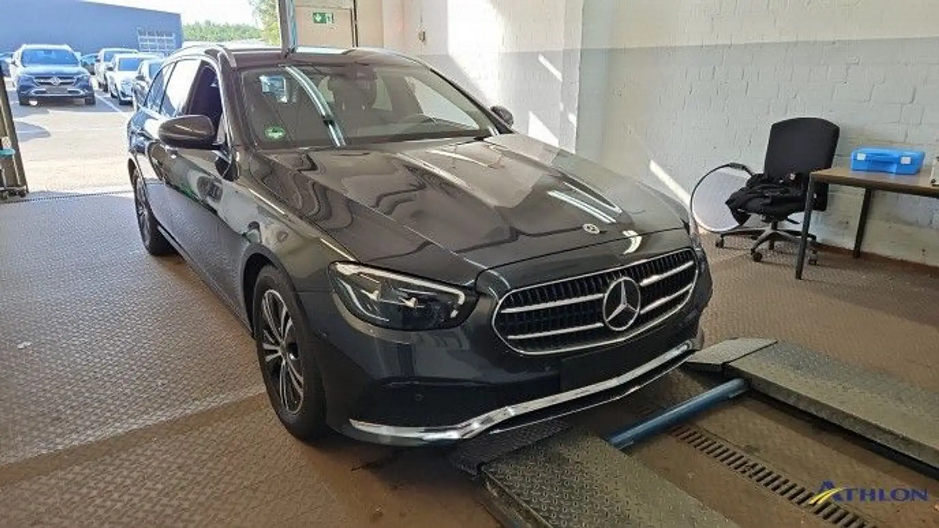 Mercedes-Benz E 220 d T Avantgarde Navi LED SiHz RFK AHK Luft Grau - 2