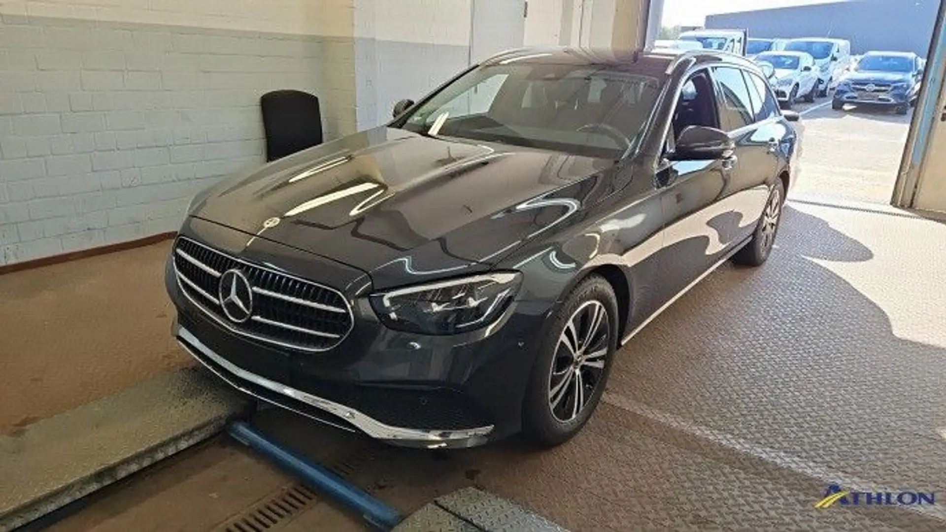 Mercedes-Benz E 220 d T Avantgarde Navi LED SiHz RFK AHK Luft Grau - 1