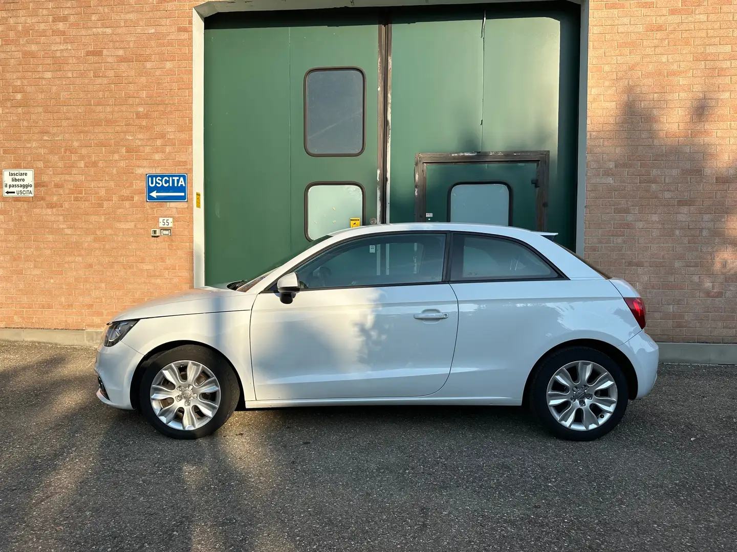 Audi A1 A1 I 2010 3p 1.6 tdi Attraction c/clima s-tronic Bianco - 1