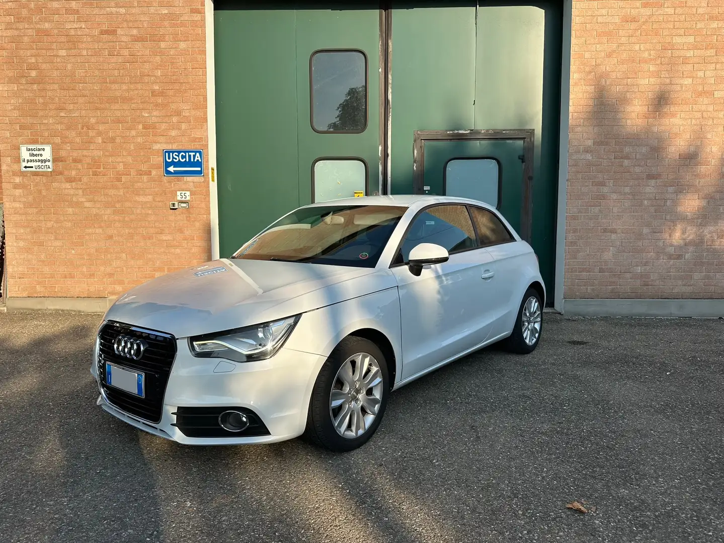 Audi A1 A1 I 2010 3p 1.6 tdi Attraction c/clima s-tronic Bianco - 2