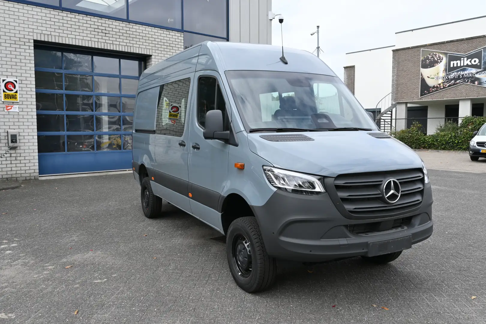 Mercedes-Benz Sprinter 319 CDI 4x4 L2H2 Pro HD Distronic, Draaistoelen, L Gris - 2