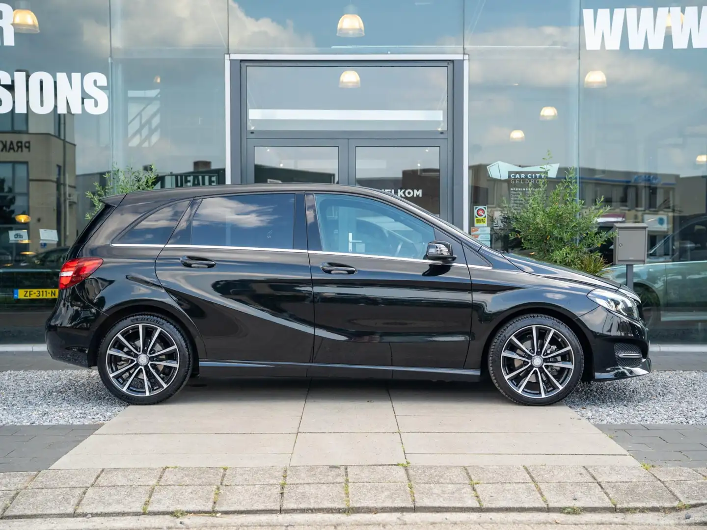 Mercedes-Benz B 180 Ambition / LED / Sensoren / Leer / Navi / Cruise c Noir - 2
