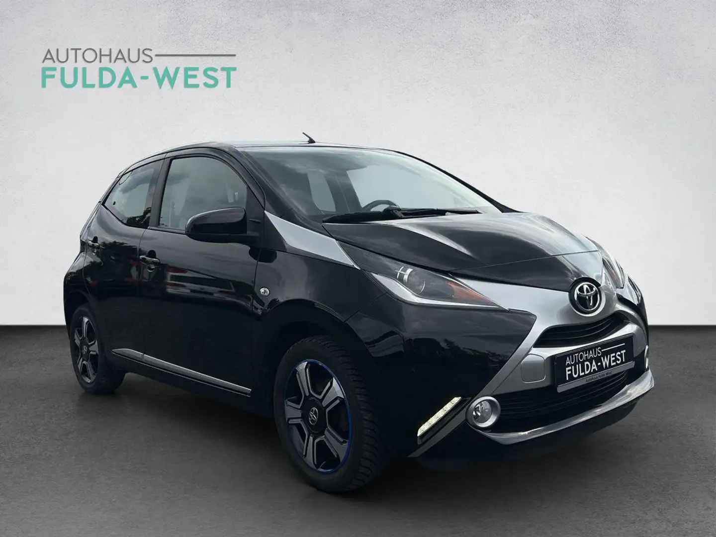 Toyota Aygo 1.0 x-clusive Aut. Kamera Garantie Klimaaut Schwarz - 2