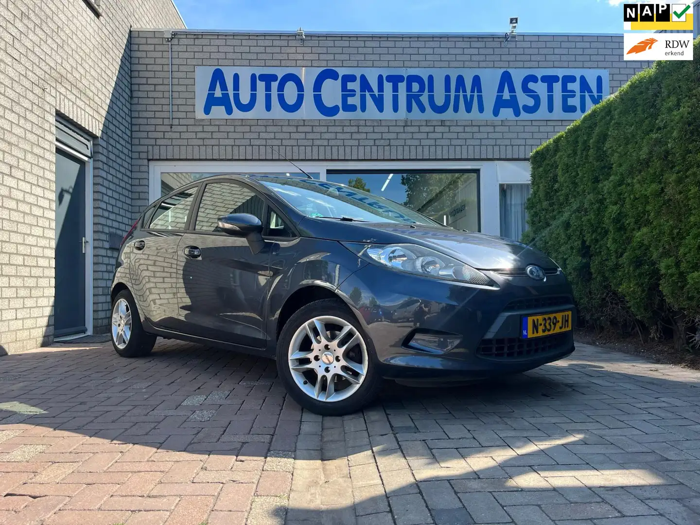 Ford Fiesta 1.25 Trend Lage km stand Grijs - 1