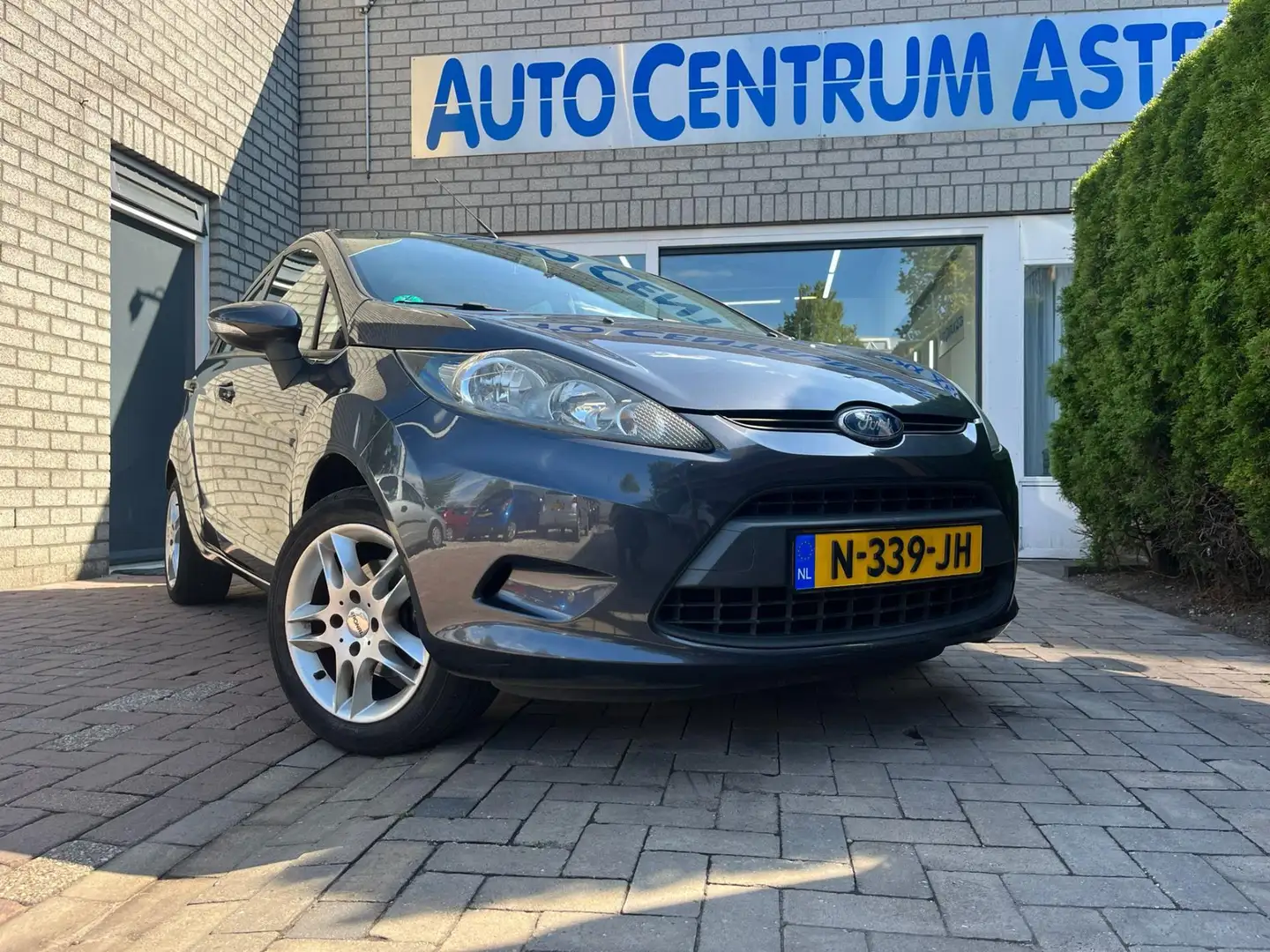 Ford Fiesta 1.25 Trend Lage km stand Grijs - 2