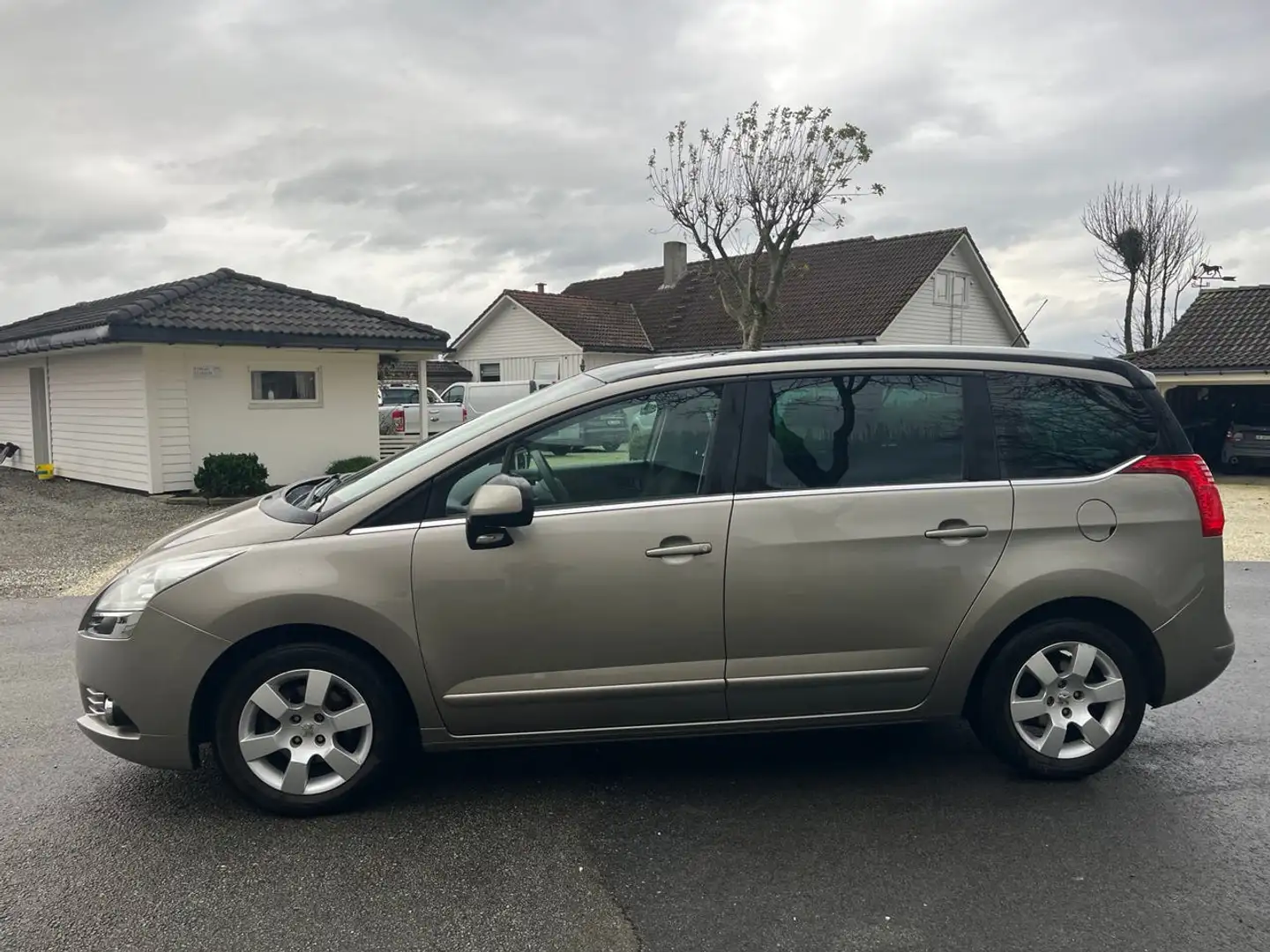 Peugeot 5008 5008 1.6 HDi 112ch FAP BVM6 Style 5pl Gris - 1