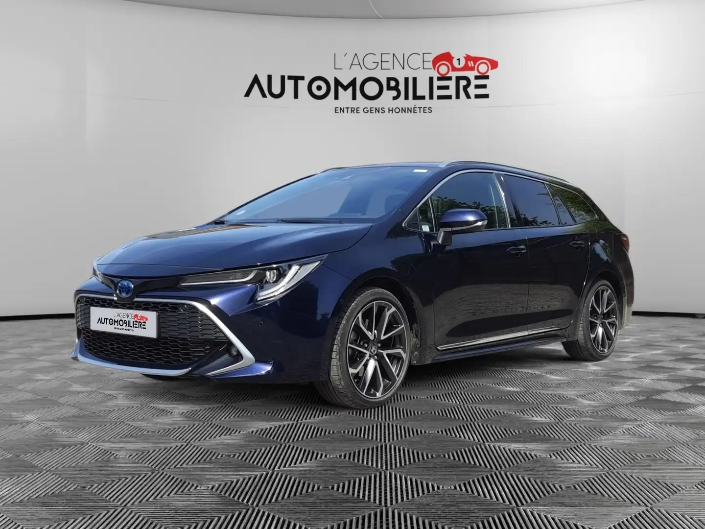 Toyota Corolla Break 2.0 Hybrid Premium e-CVT/ Garantie 12 mois Blauw - 1