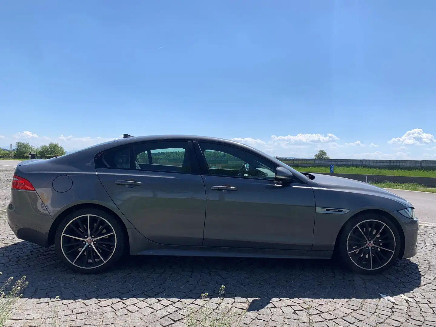 Jaguar XE XE 20t R-Sport Aut. R-Sport Grau - 1