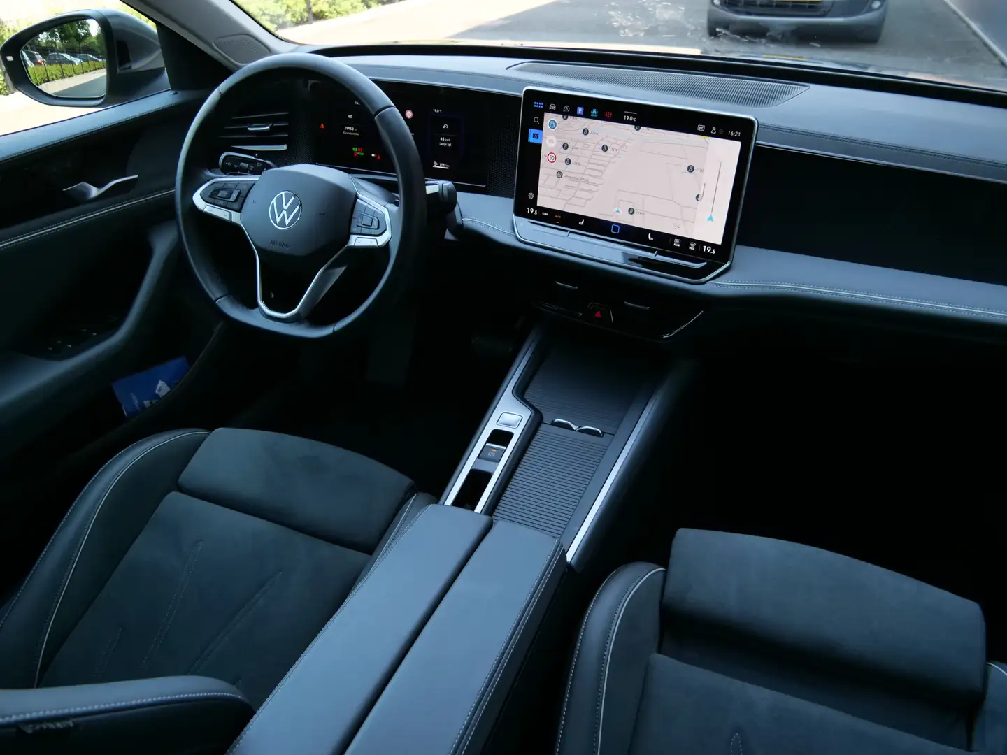 Volkswagen Passat Variant 1.5 eTSI 150pk Business Automaat Navigatie / Stoel Grijs - 2