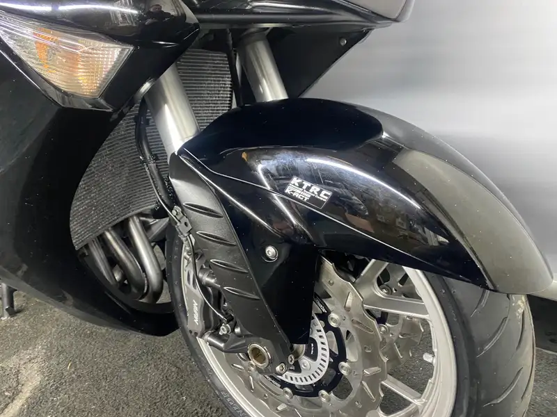 Kawasaki GTR 1400 - foto 6