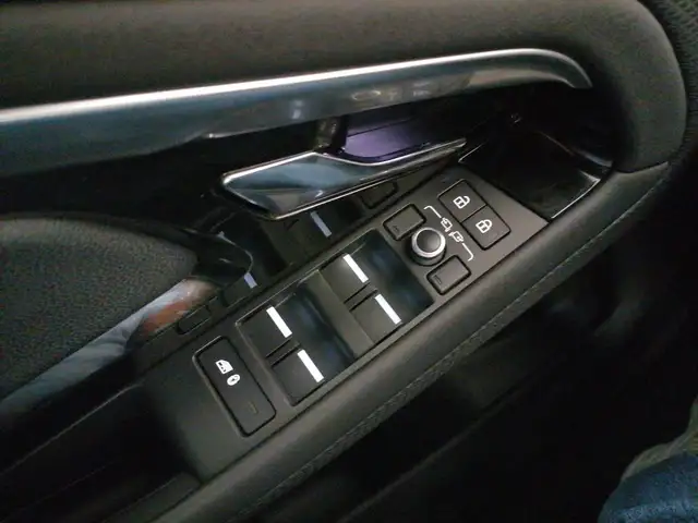 Land Rover Range Rover Evoque view 28