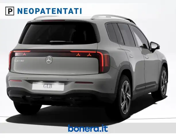 Mercedes-Benz GLB view 3