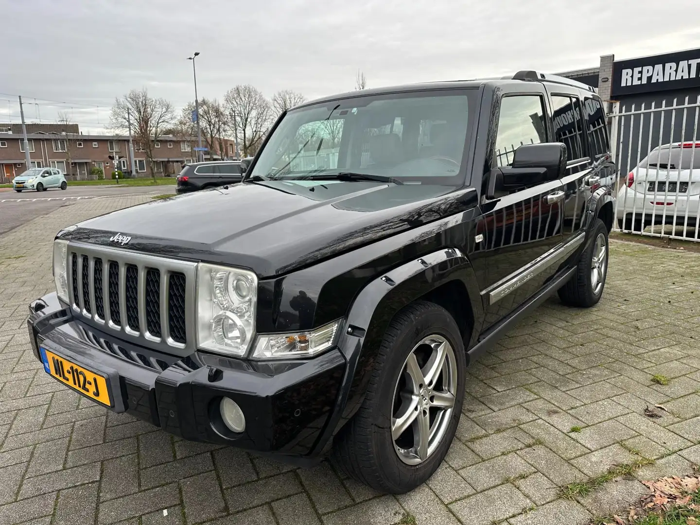 Jeep Commander 3.0 V6 CRD Overland Schwarz - 1