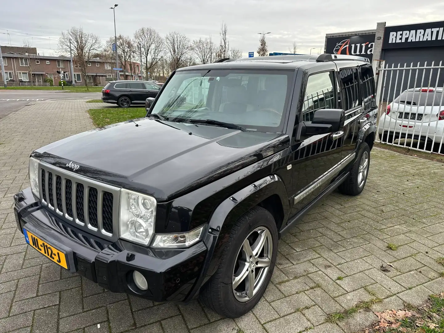 Jeep Commander 3.0 V6 CRD Overland Schwarz - 2