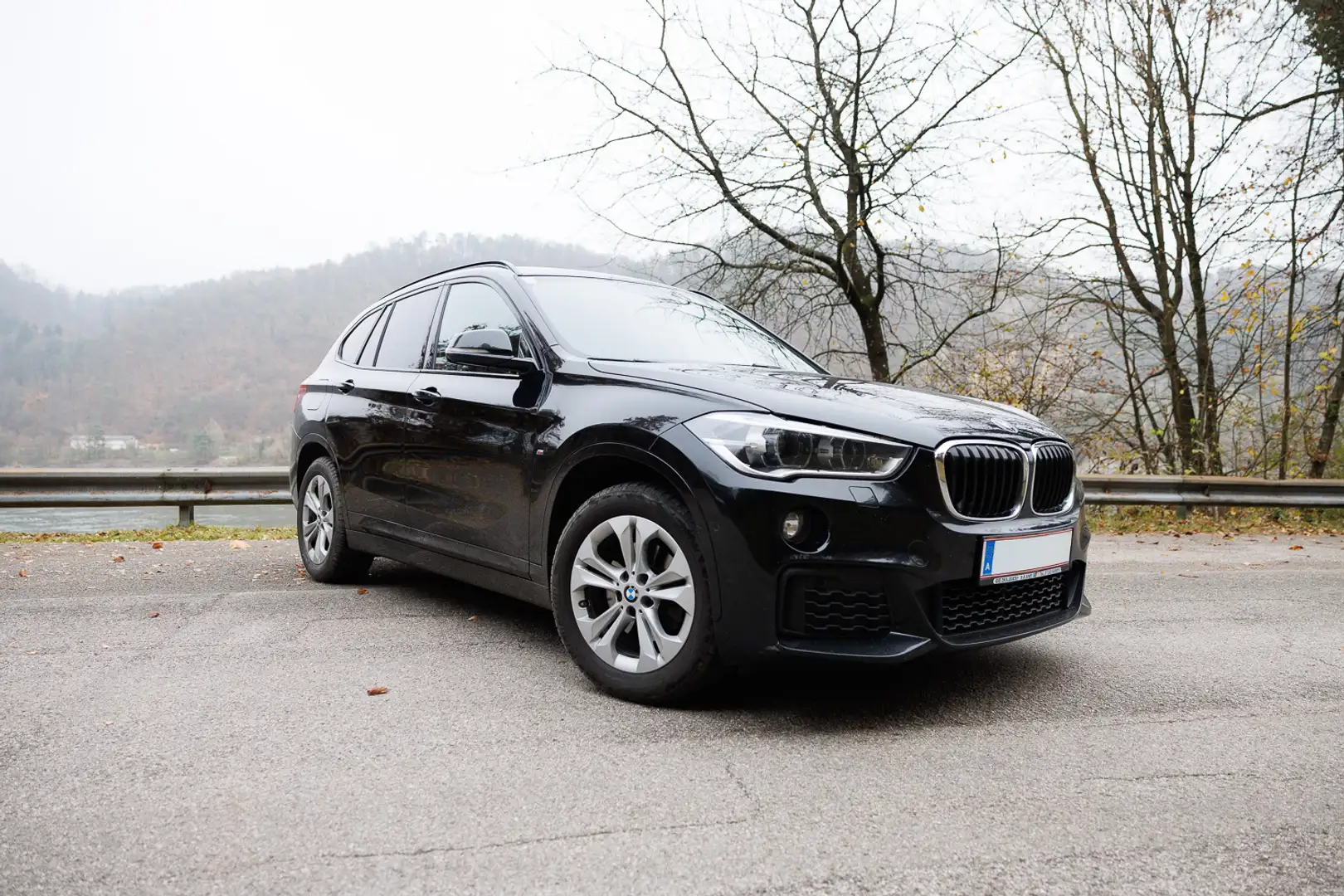 BMW iX1 X1 sDrive18i Schwarz - 1