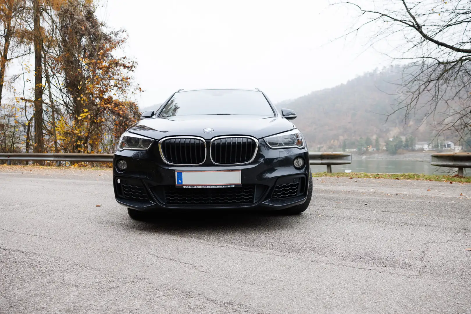 BMW iX1 X1 sDrive18i Schwarz - 2