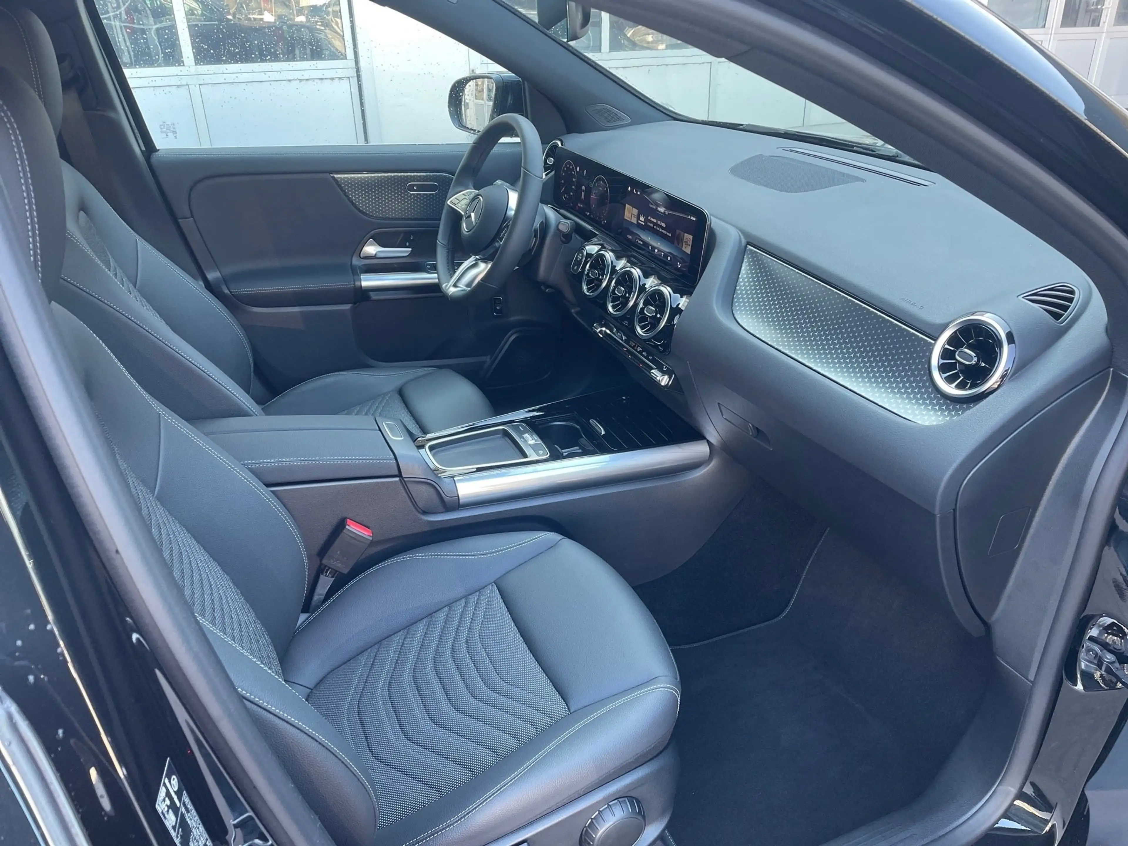 Mercedes-Benz GLA 180 d AUT Kam. KlimaA LED LM Navi PDC SHZ — photo 11