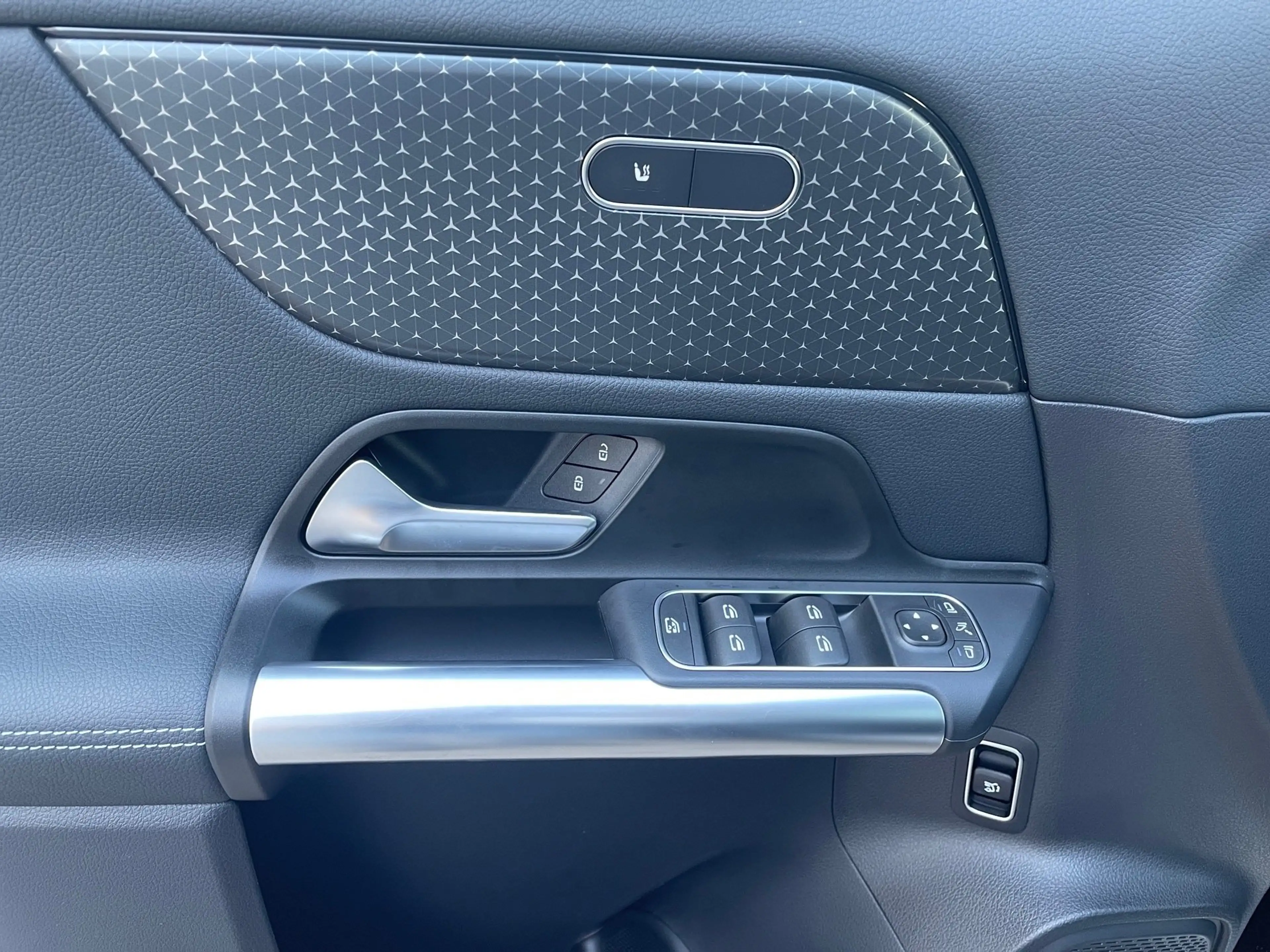 Mercedes-Benz GLA 180 d AUT Kam. KlimaA LED LM Navi PDC SHZ — photo 12