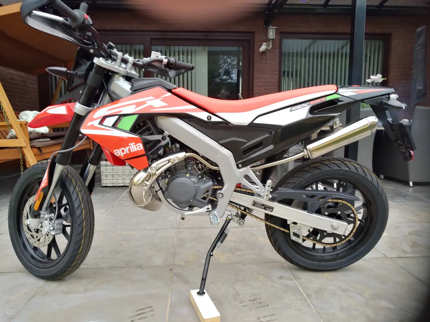 Aprilia SX 50 Factory Red - 1