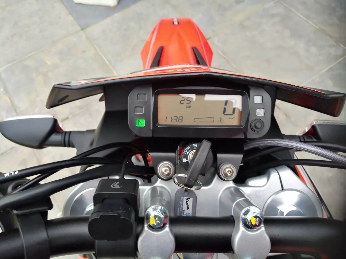 Aprilia SX 50 Factory Red - 2