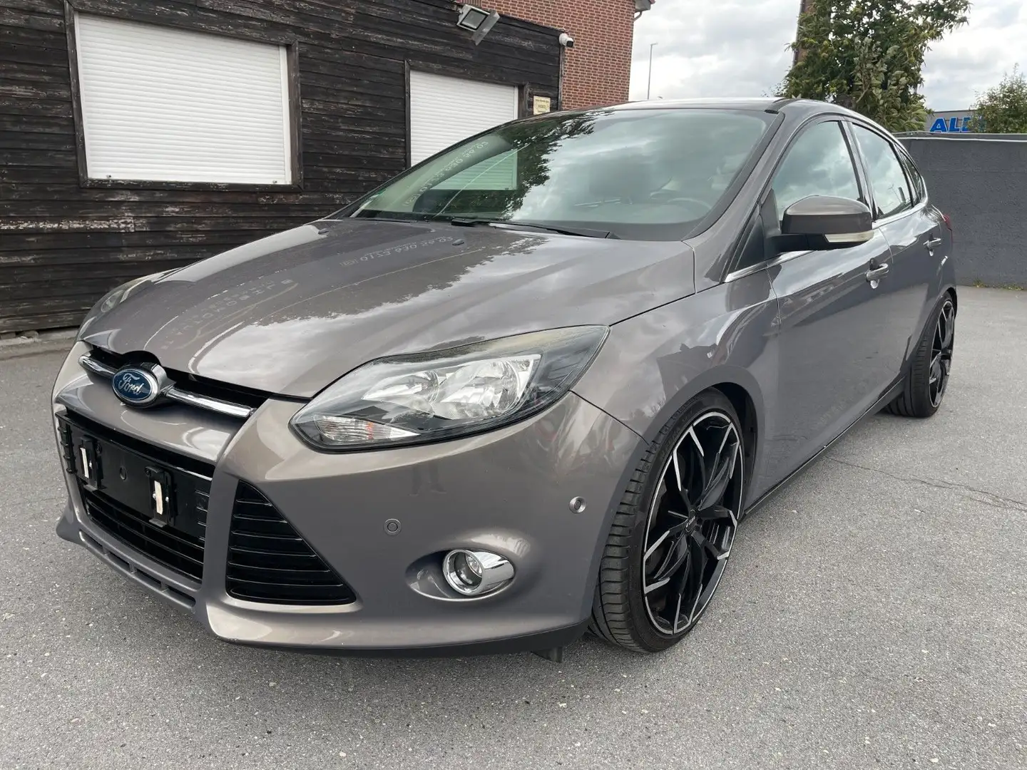 Ford Focus Lim. 1.6 Titanium NAVI*LKA*TWA*KLIMA*STZHZ Braun - 1