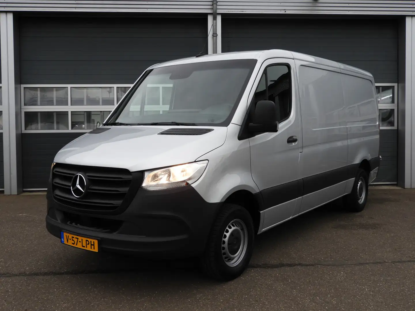 Mercedes-Benz Sprinter 315 1.9 CDI L2H1 RWD AIRCO | MBUX | CAMERA | TREKH Zilver - 1
