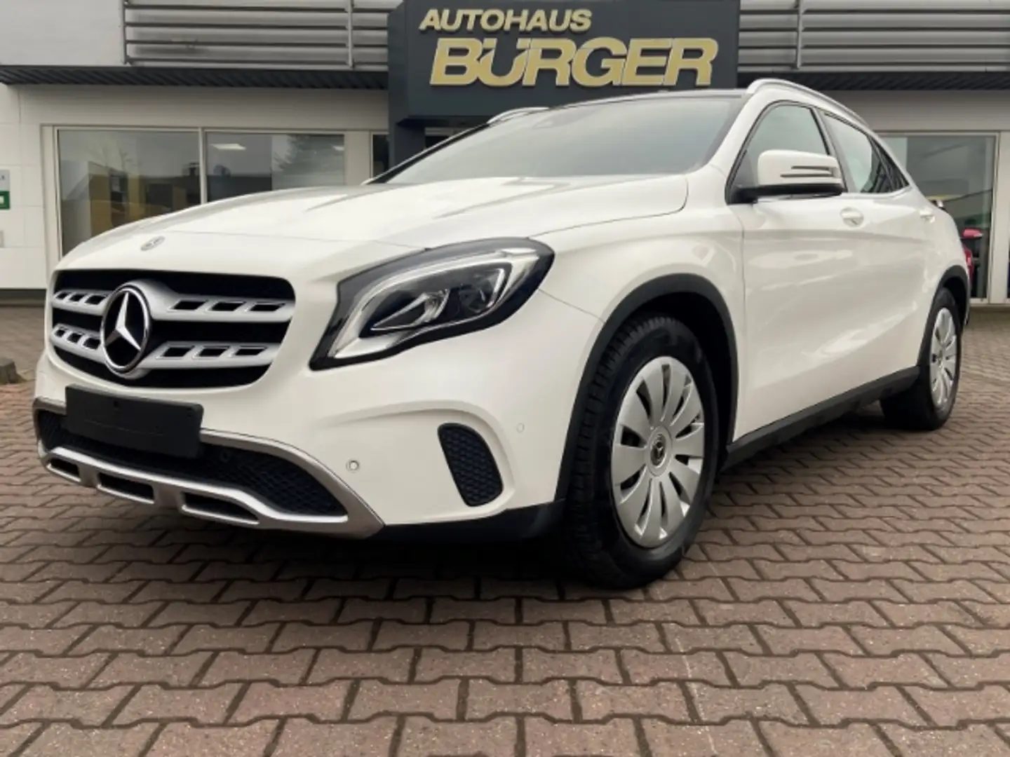 Mercedes-Benz GLA 180 AHK El. Panodach Navi Leder SHZ LED Ambientebeleuc Wit - 2