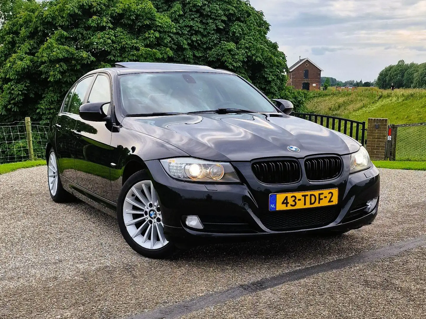 BMW 320 BMW 320i 2.0 AUT 2011! kett vv! Nette auto! Voll! Zwart - 1