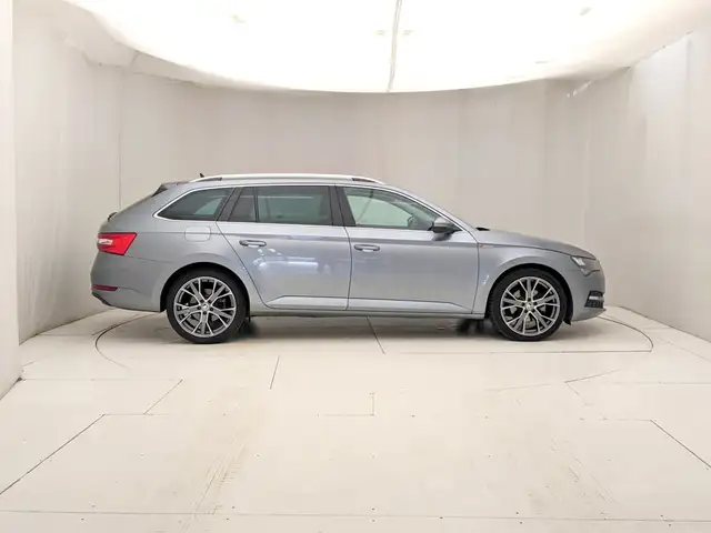 Skoda Superb view 3