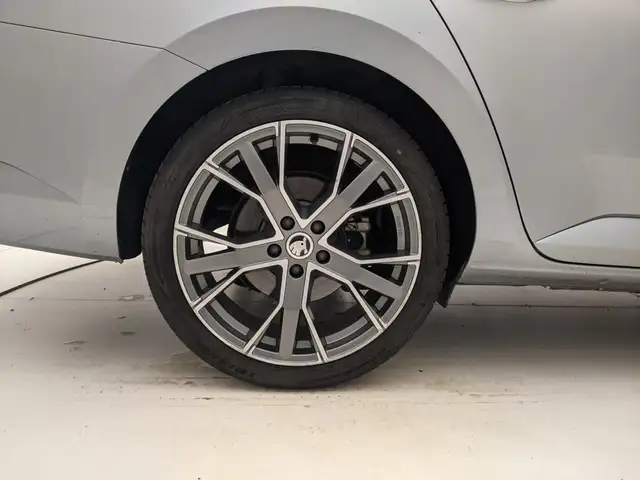 Skoda Superb view 9