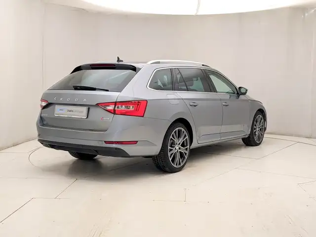 Skoda Superb view 4