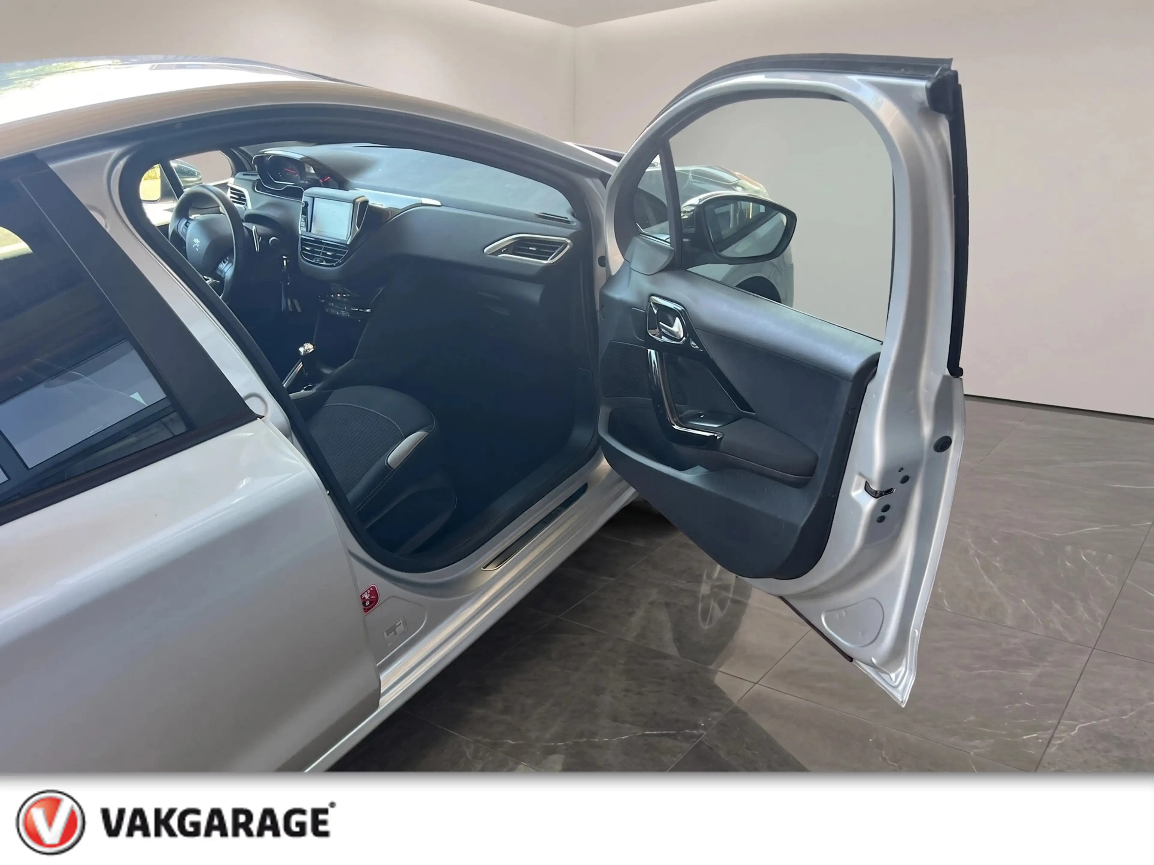 Peugeot 208 1.2 PureTech Style Pack — photo 30