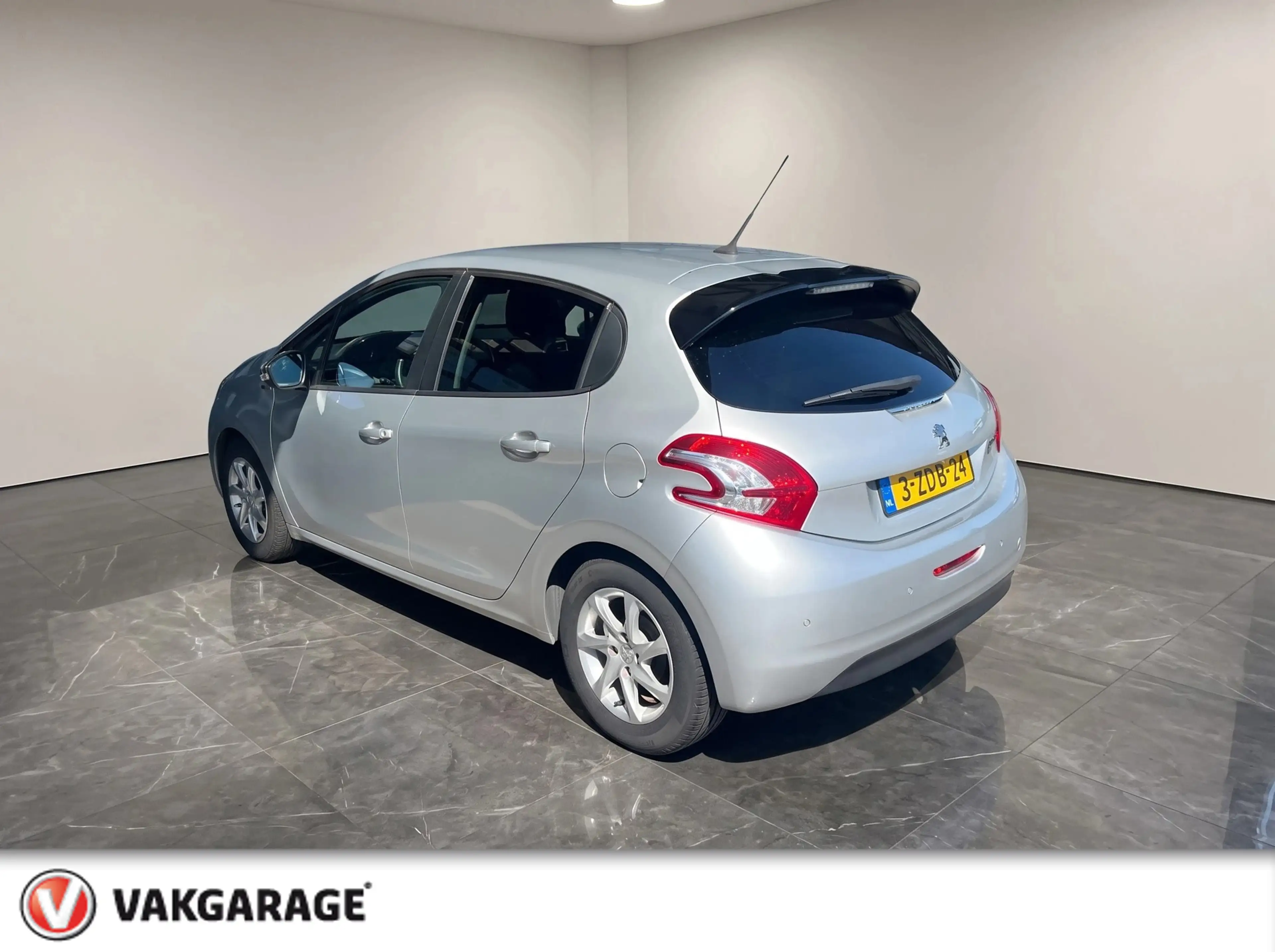 Peugeot 208 1.2 PureTech Style Pack — photo 3