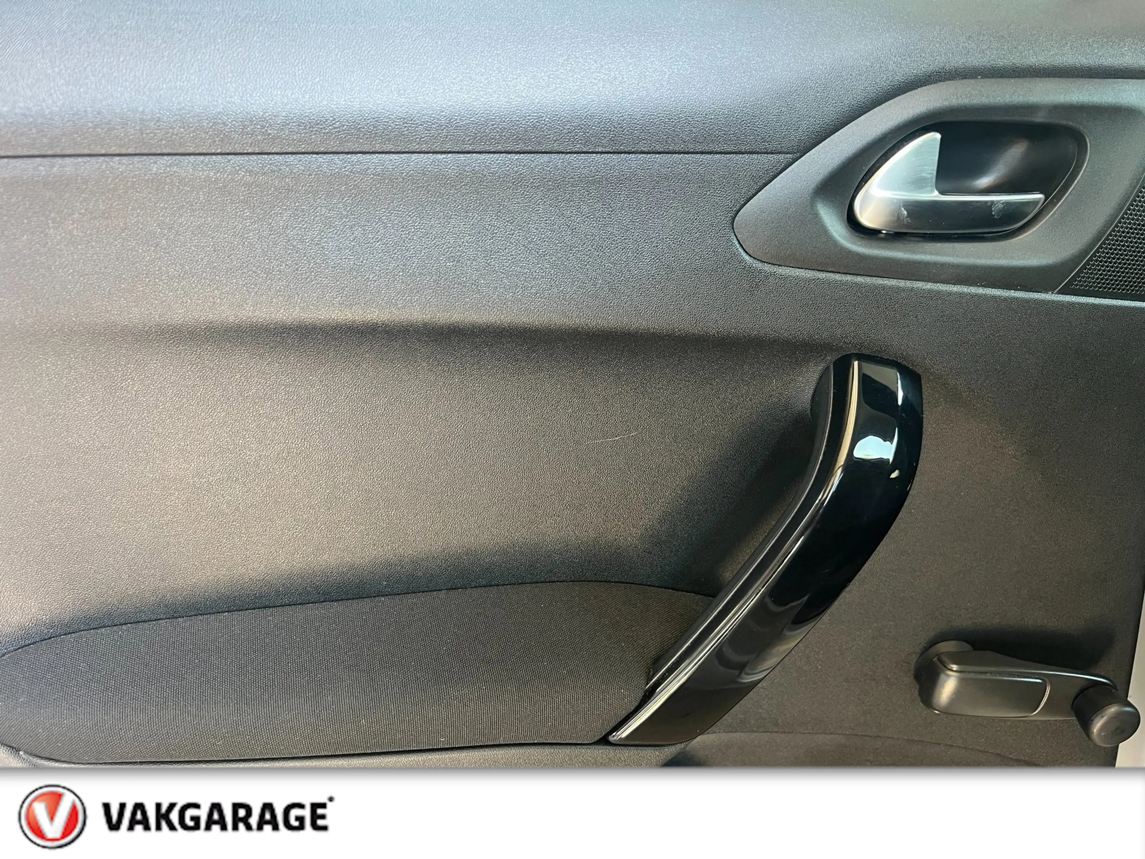 Peugeot 208 1.2 PureTech Style Pack — photo 37