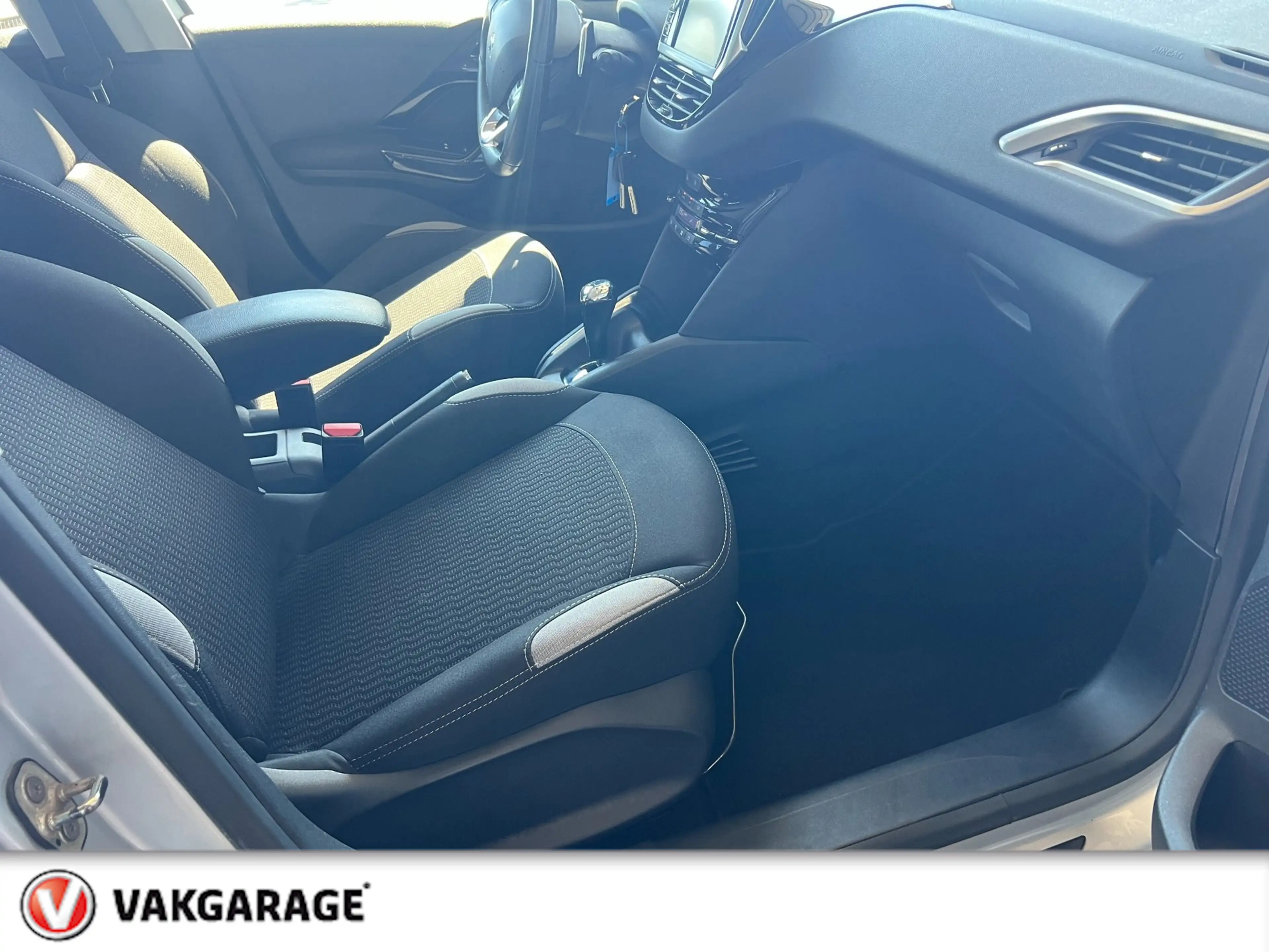 Peugeot 208 1.2 PureTech Style Pack — photo 26