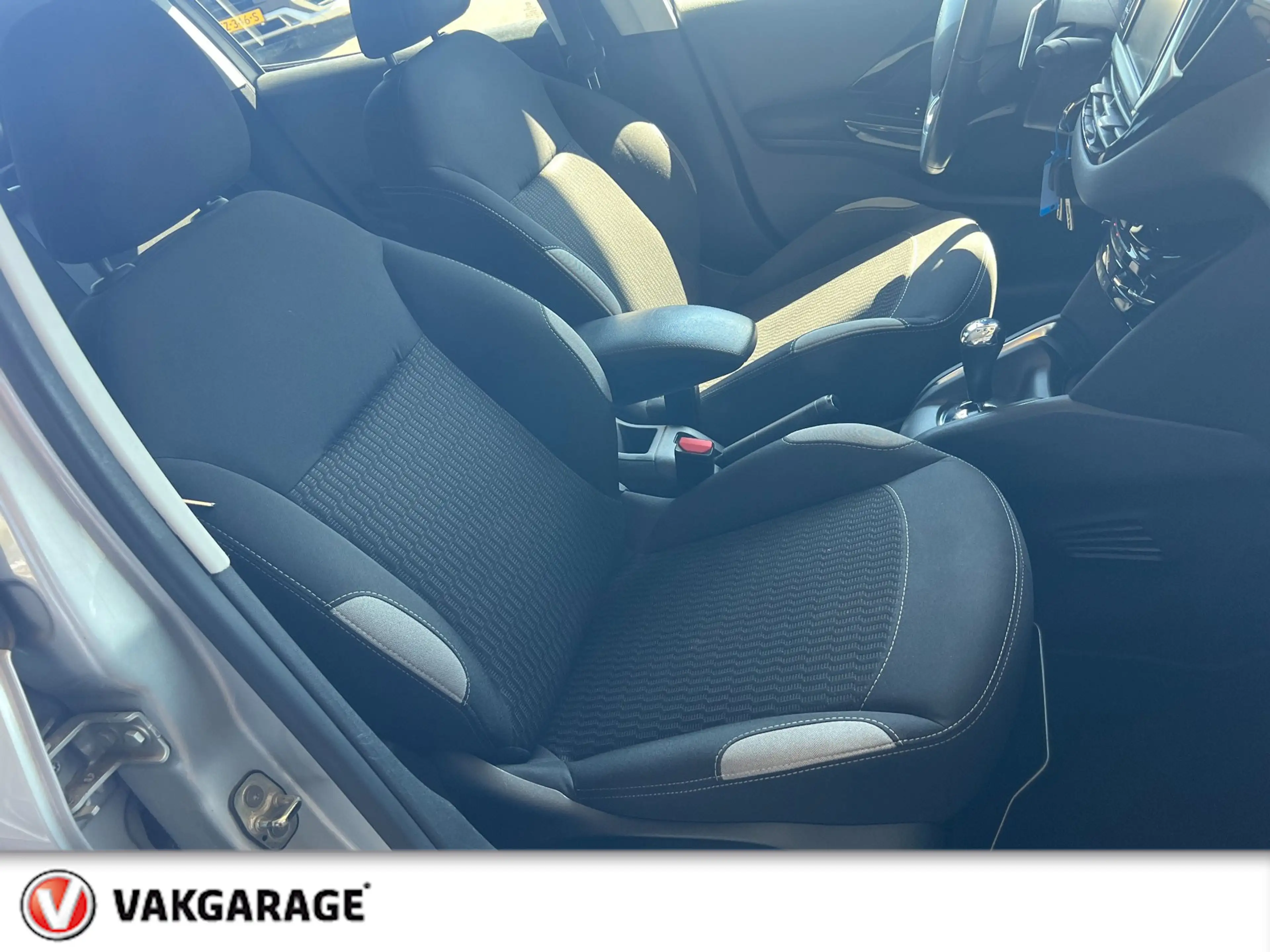 Peugeot 208 1.2 PureTech Style Pack — photo 27