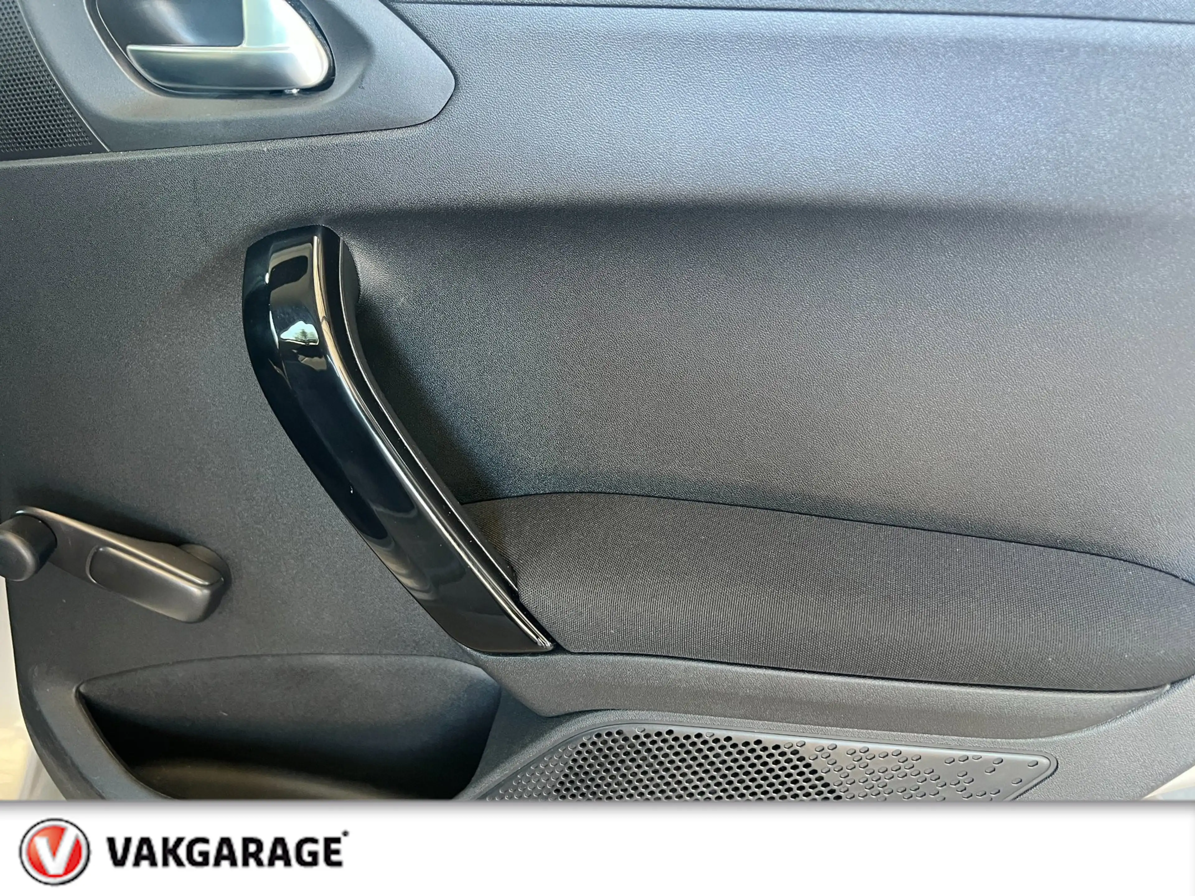 Peugeot 208 1.2 PureTech Style Pack — photo 32