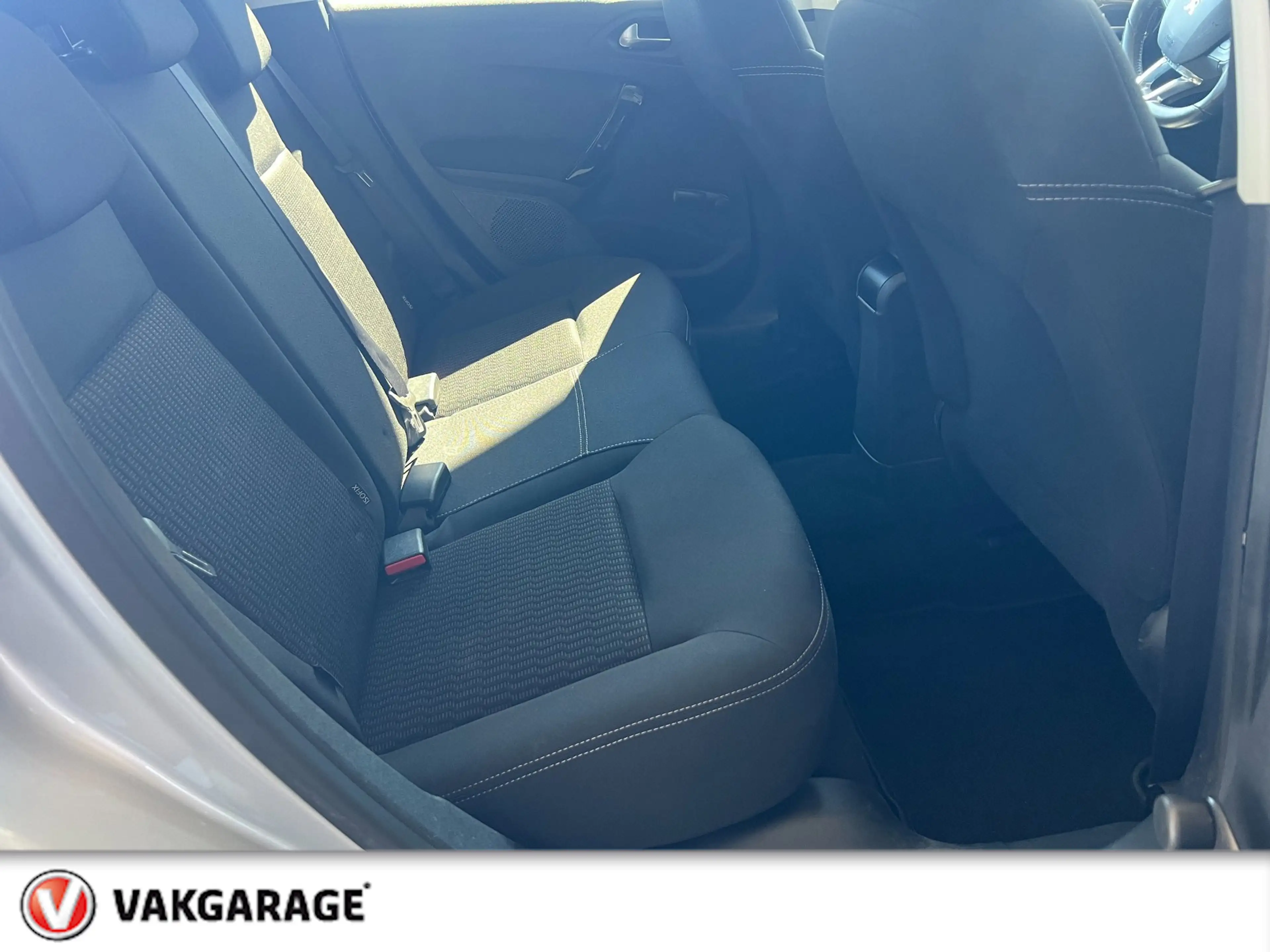 Peugeot 208 1.2 PureTech Style Pack — photo 33