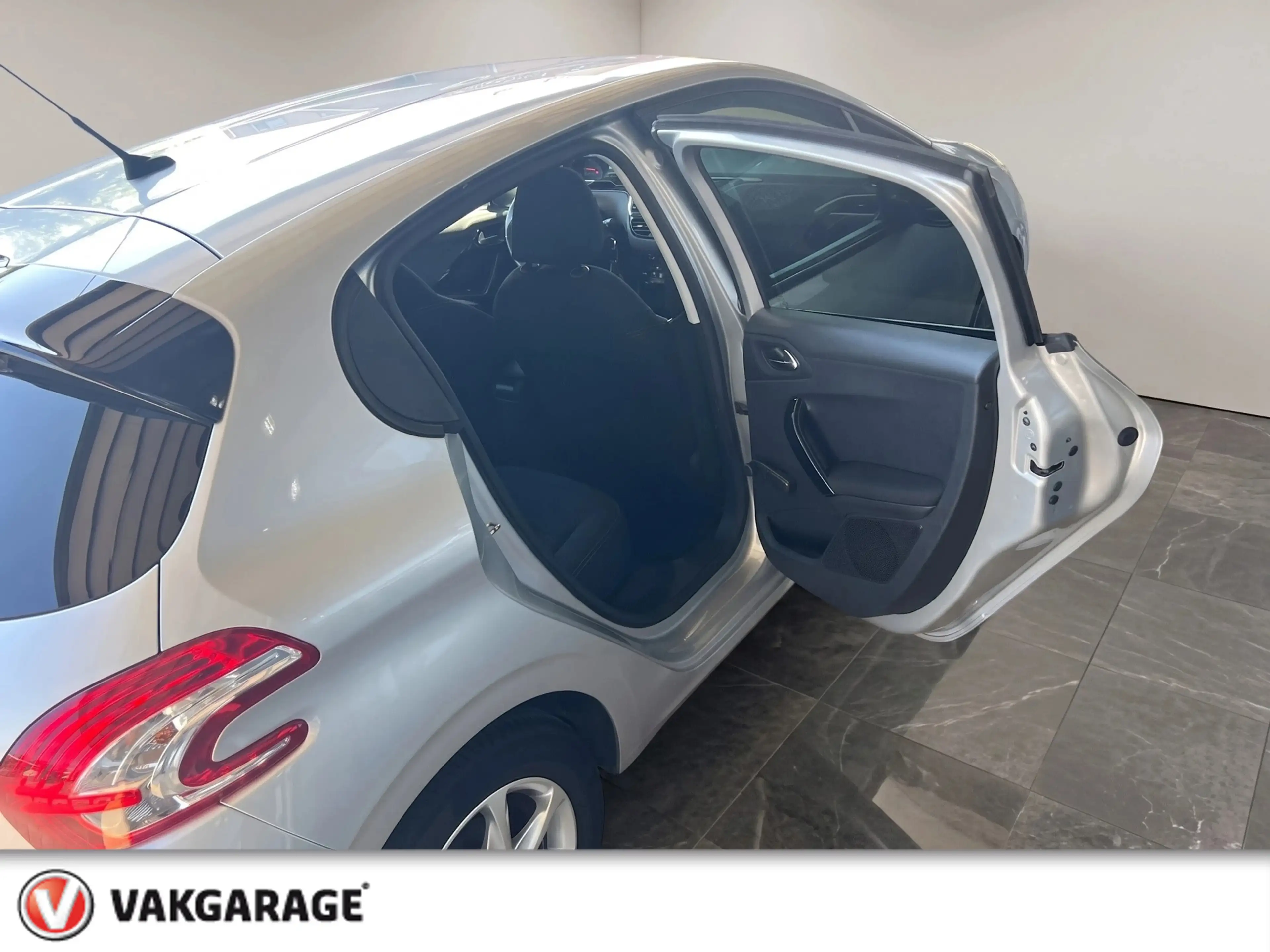 Peugeot 208 1.2 PureTech Style Pack — photo 31