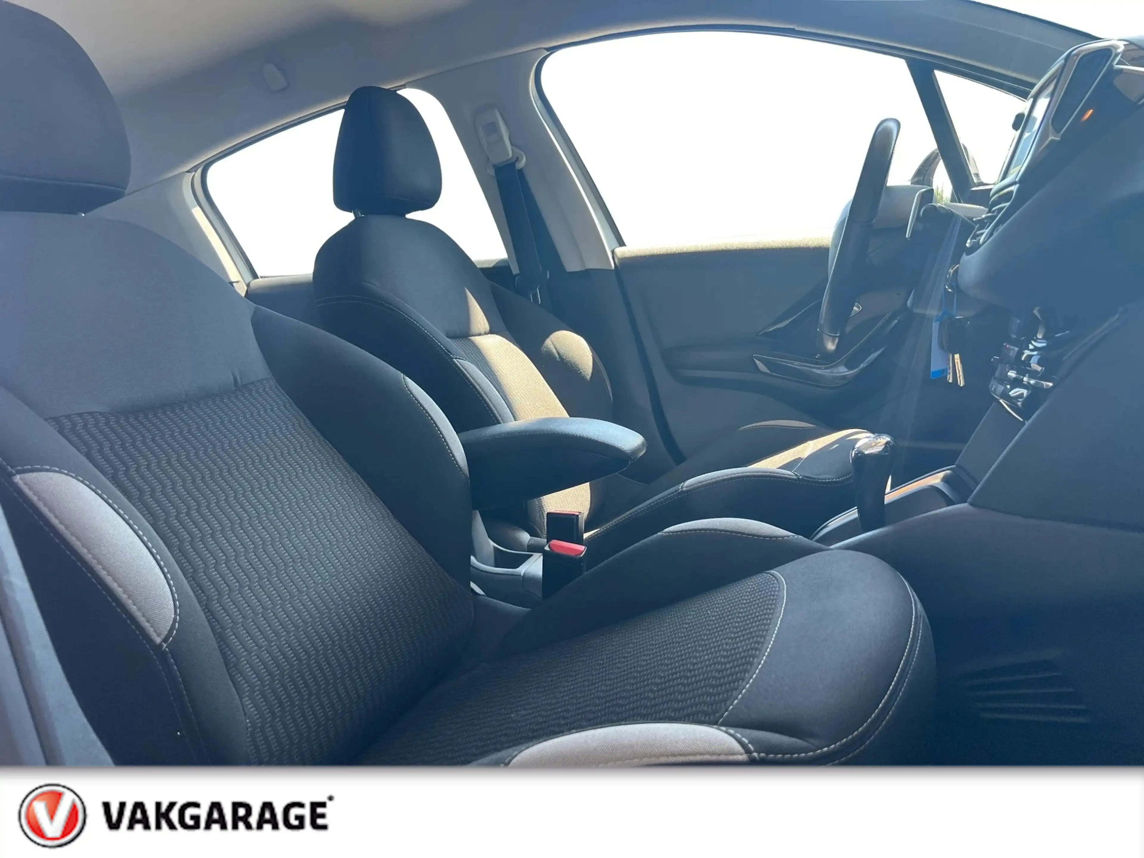 Peugeot 208 1.2 PureTech Style Pack — photo 28