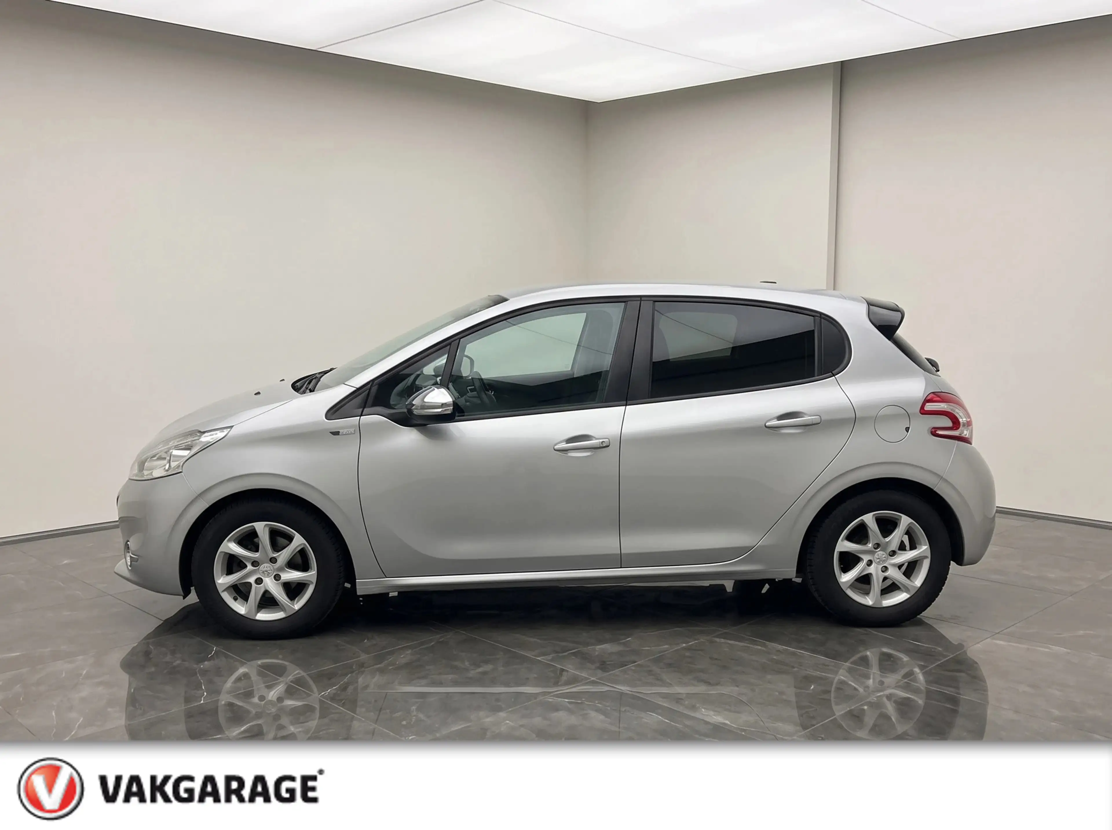 Peugeot 208 1.2 PureTech Style Pack — photo 2