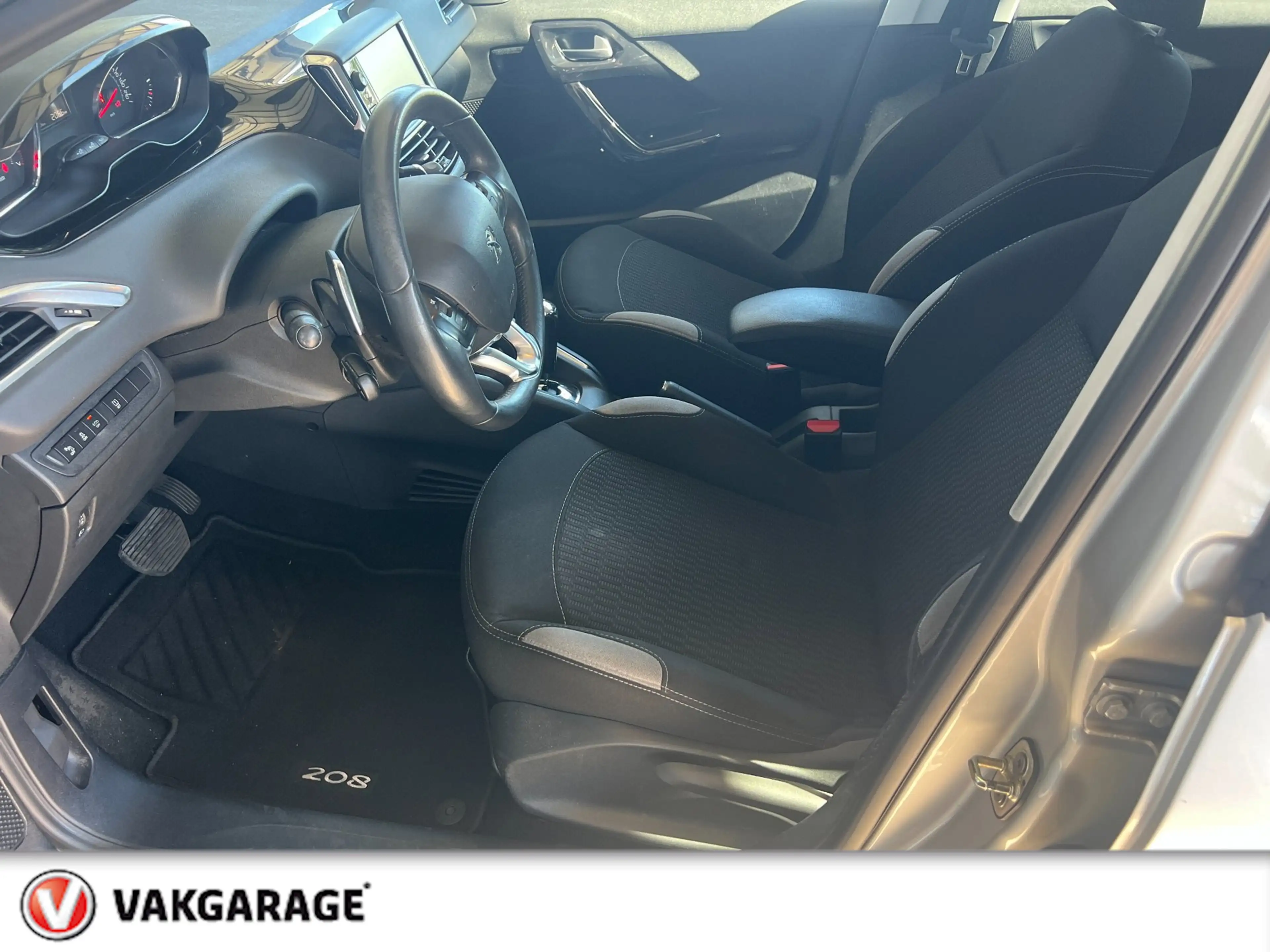 Peugeot 208 1.2 PureTech Style Pack — photo 14
