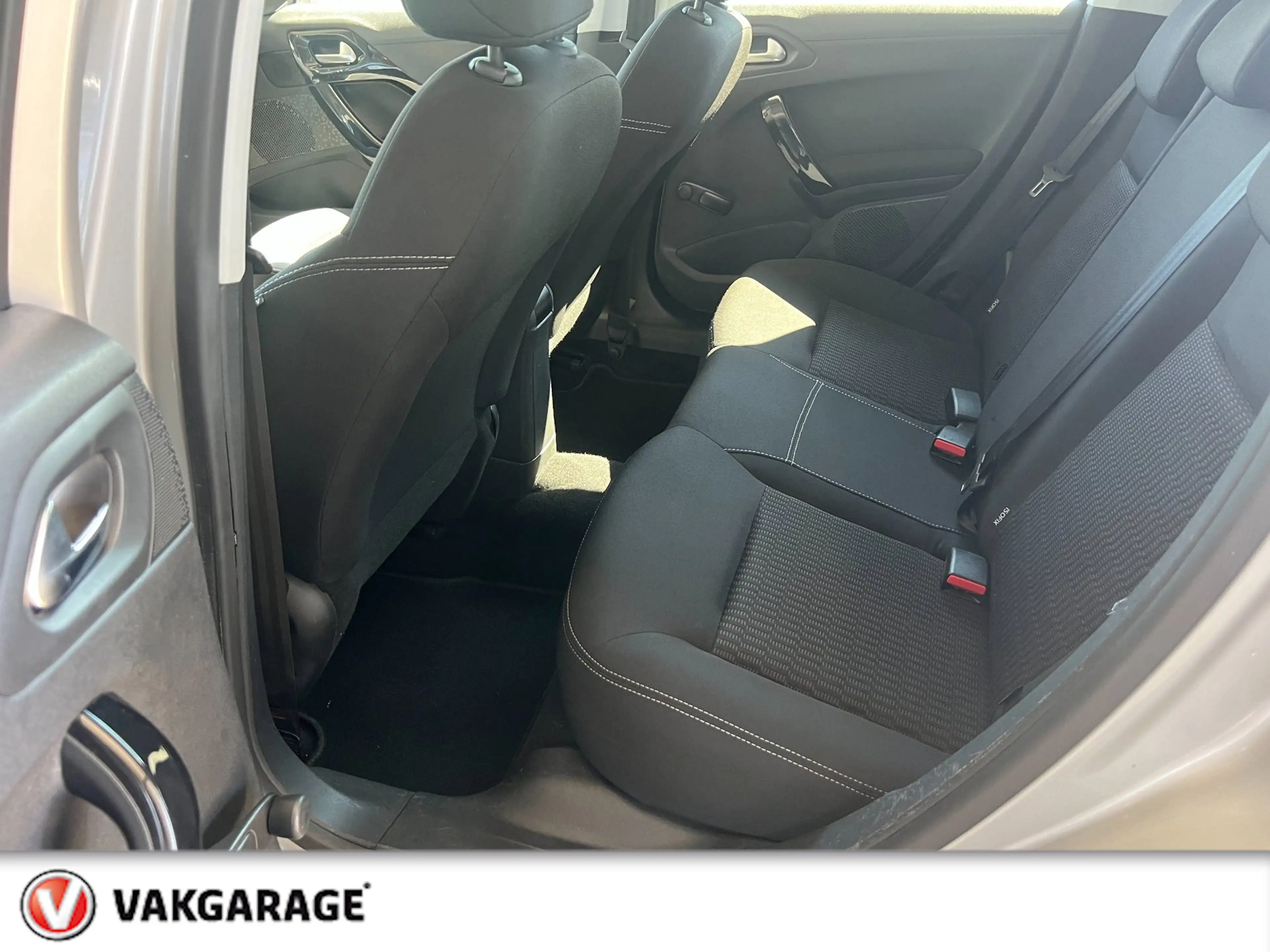 Peugeot 208 1.2 PureTech Style Pack — photo 36