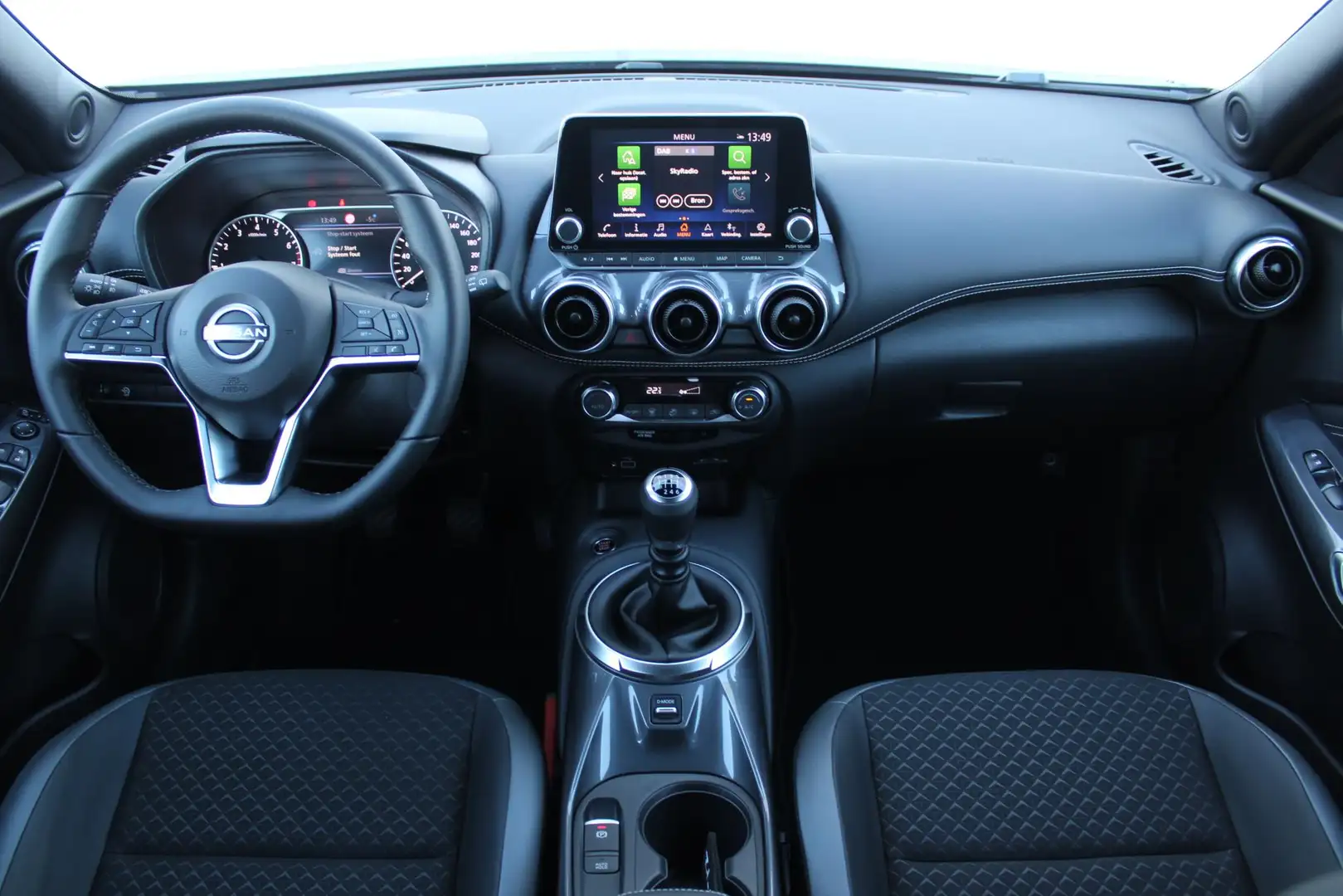 Nissan Juke 1.0 DIG-T 114 N-Design / Navigatie + Apple Carplay Zwart - 2