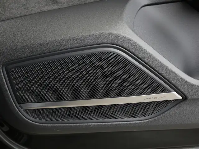 Audi A8 view 14