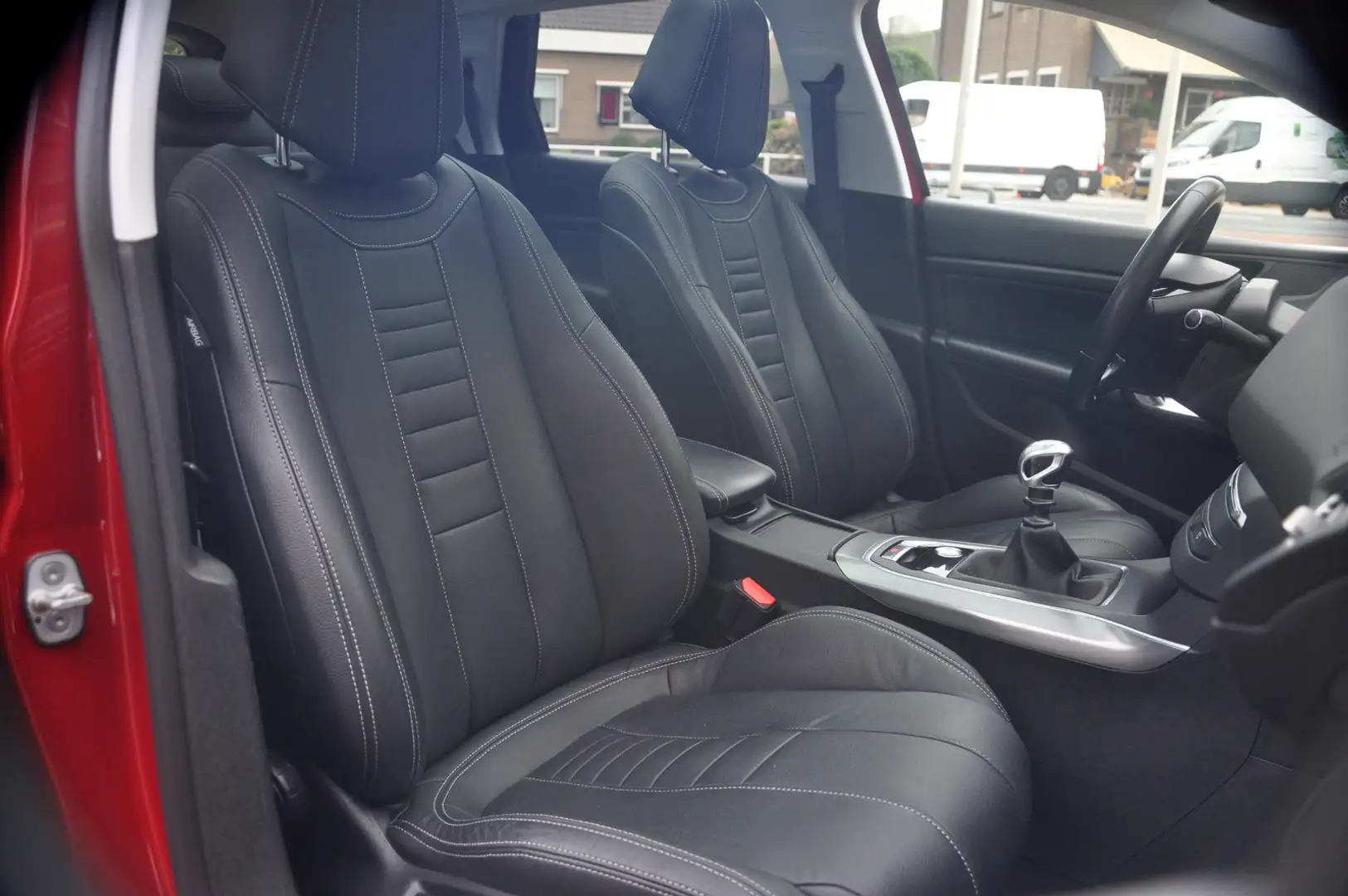 Peugeot 308 SW 1.2 PureTech Allure | Leder | Camera | Panorama Rouge - 2