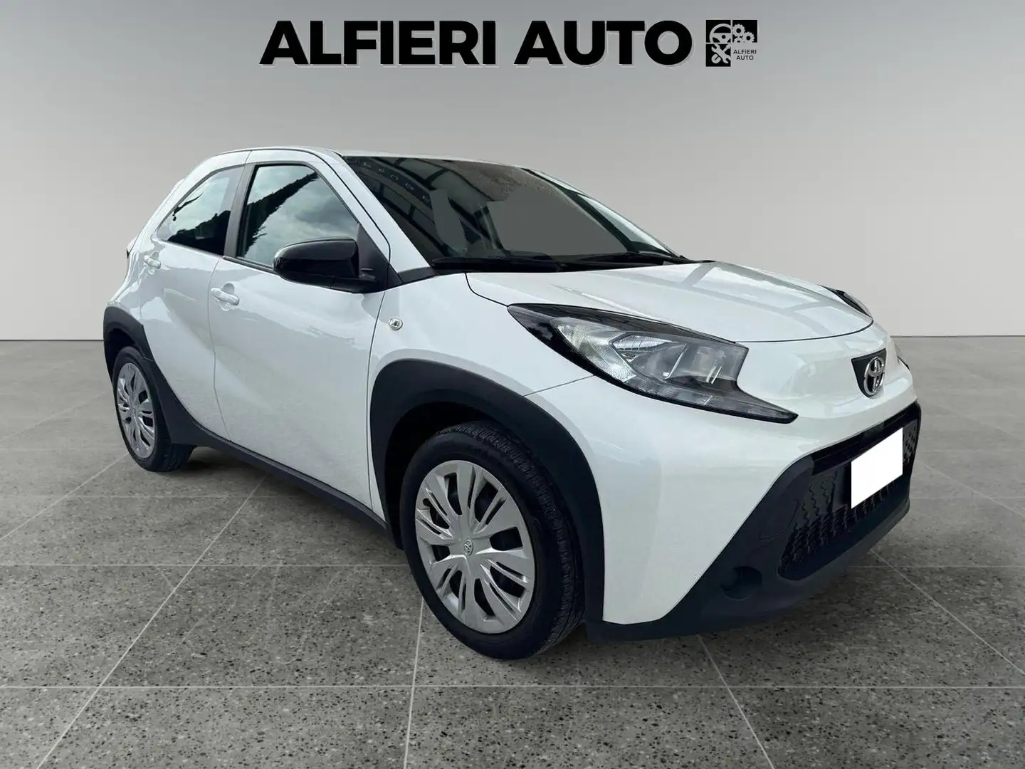 Toyota Aygo X 1.0 VVT-i Benzina 72cv 5 porte Active Bianco - 1