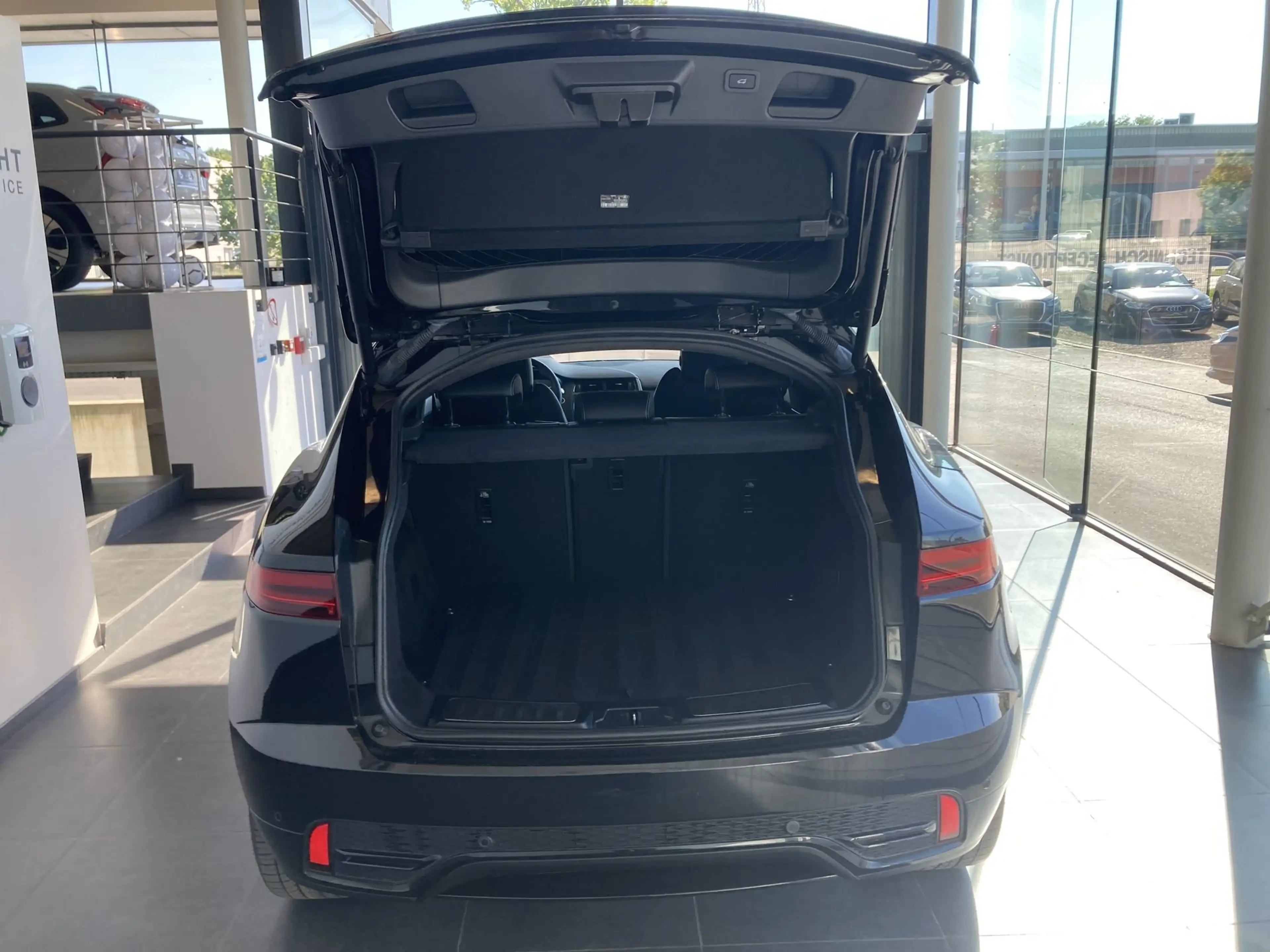 Jaguar E-Pace R-DYNAMIC PLUG IN HYBRIDE AWD AUTOMAAT+TAL VAN OPTIES — photo 6
