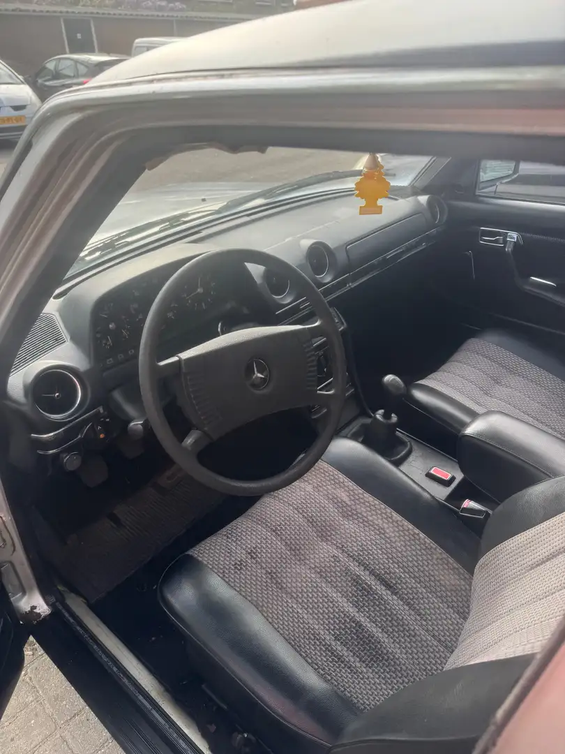 Mercedes-Benz 240 240 - 1